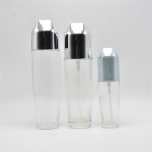 Szklany zestaw kosmetycznych butelek